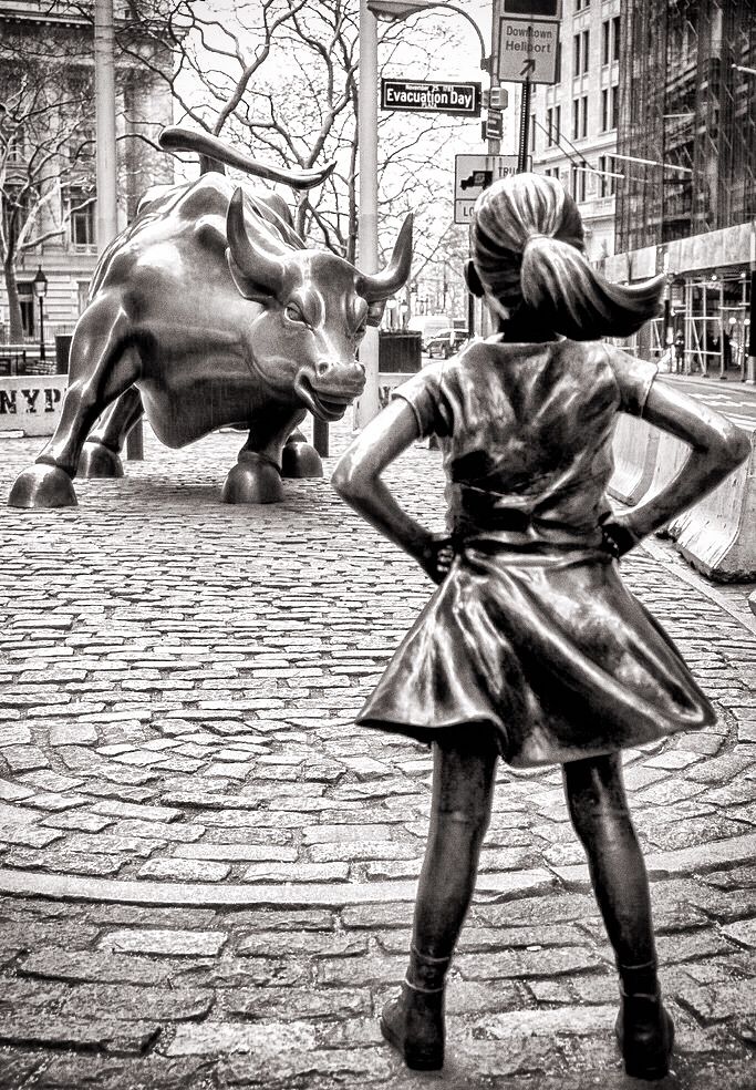 Fearless Girl statue facing the Wall Street Bull
